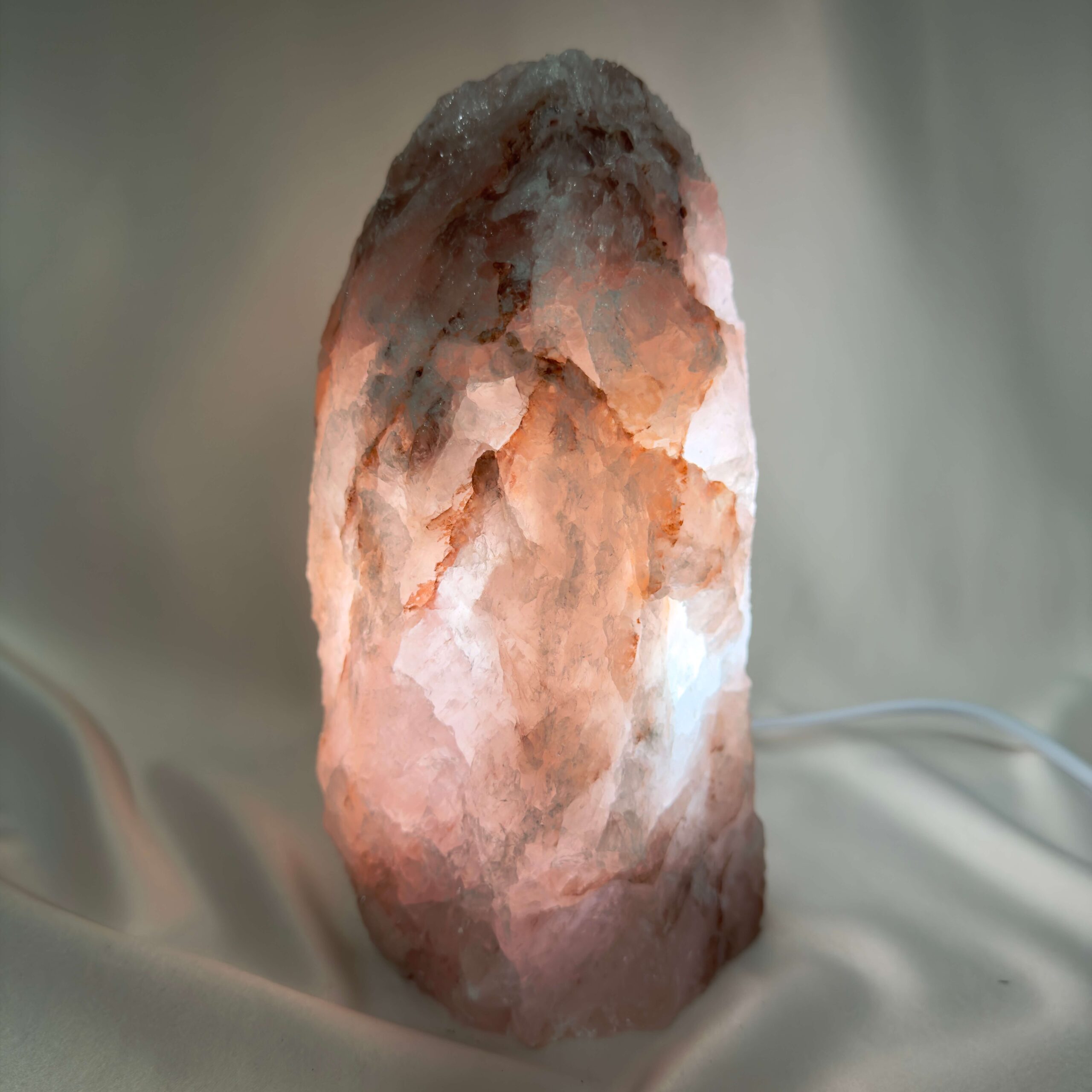 Hæmatitkvarts Rå Lampe Nr. 6 med naturlig organisk form og rødlige jernholdige strukturer