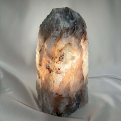 Hæmatitkvarts Rå Lampe Nr. 7 med naturlig organisk form og rødlige jernholdige strukturer