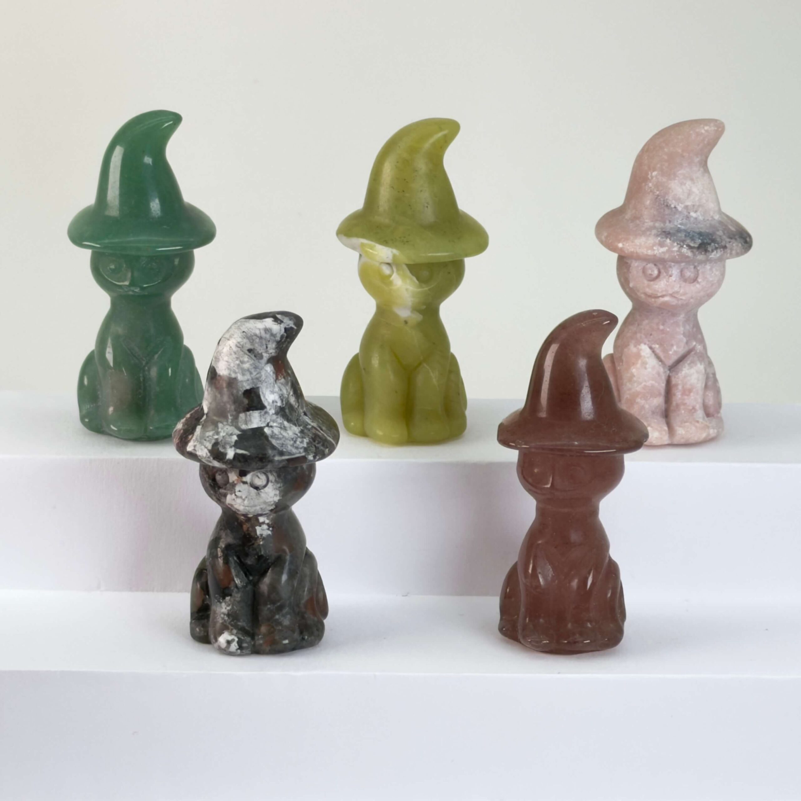 Krystal heksekat symboliserer intuition, mystik og beskyttelse. En magisk og dekorativ krystalfigur perfekt til hekseuniverset, efteråret og Halloween.