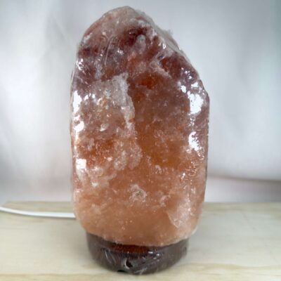 Himalaya Saltlampe Nr. 1 tændt med varmt lys gennem naturligt rosa og orange stensalt