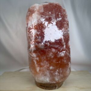 Unik Himalaya Saltlampe med rå naturform og varme rosa og orange farvenuancer