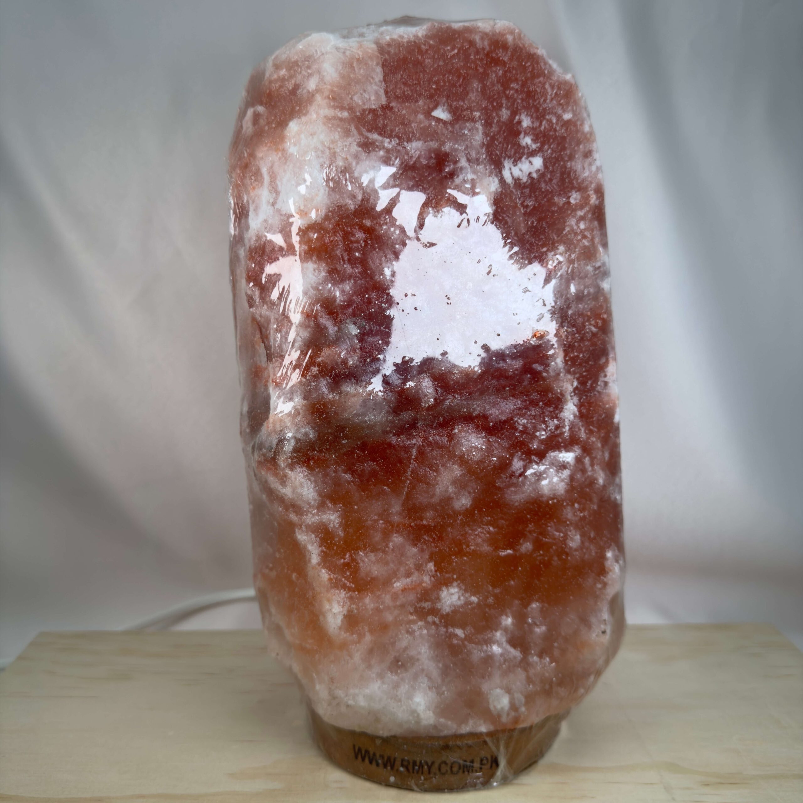 Unik Himalaya Saltlampe med rå naturform og varme rosa og orange farvenuancer