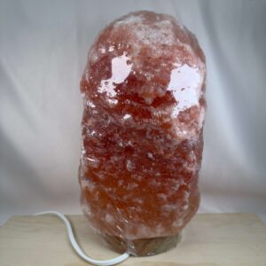 Himalaya Saltlampe Nr. 2 tændt med varmt lys gennem naturligt rosa og orange stensalt