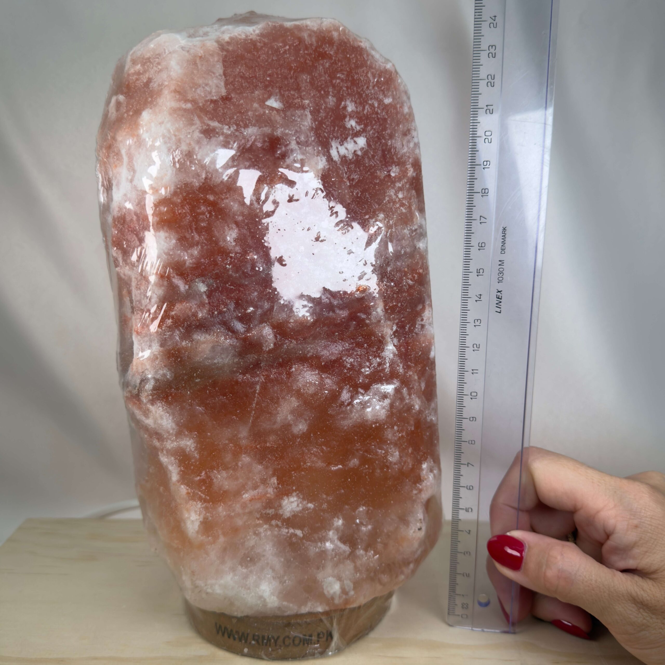 Unik Himalaya Saltlampe med rå naturform og varme rosa og orange farvenuancer