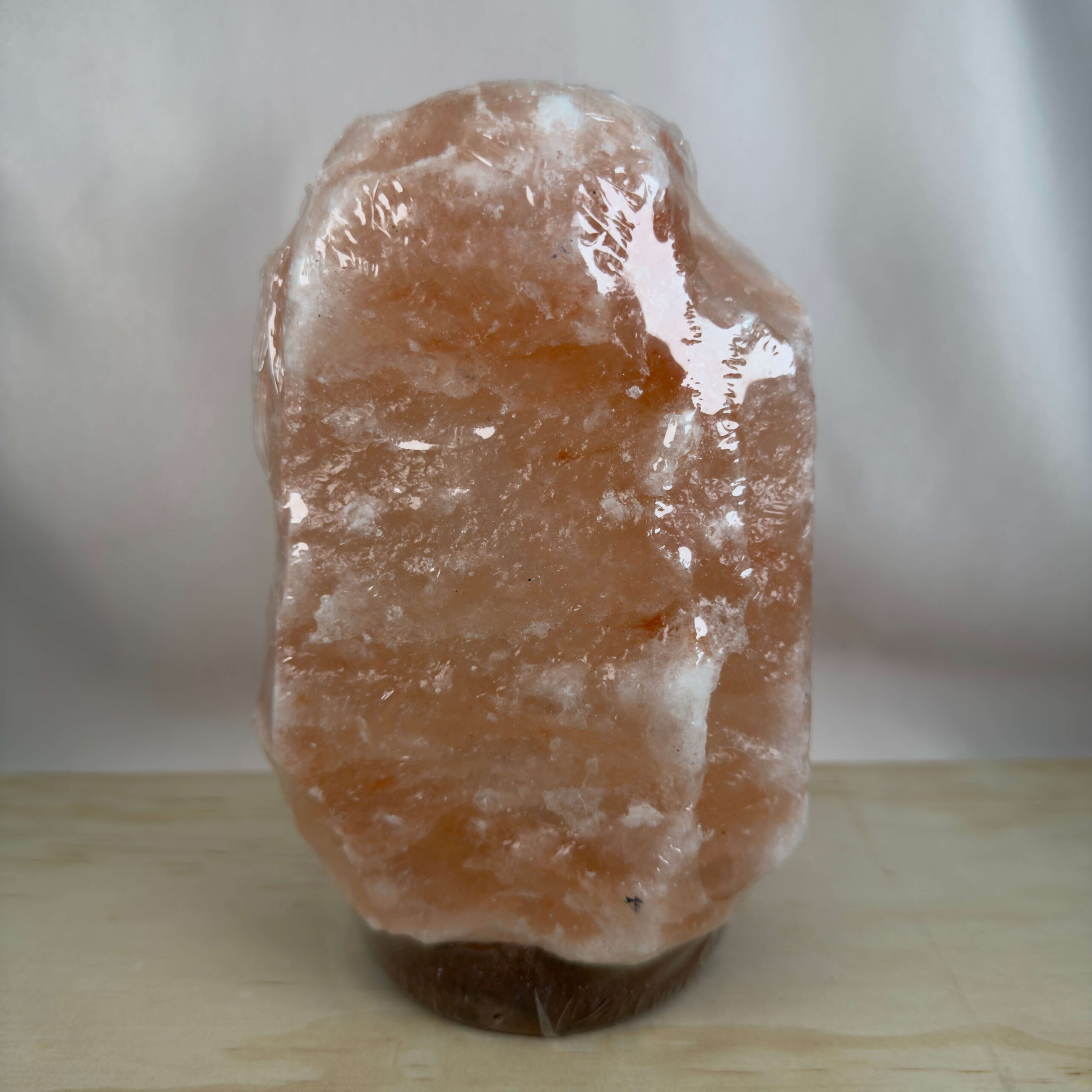 Unik Himalaya Saltlampe med rå naturform og varme rosa og orange farvenuancer