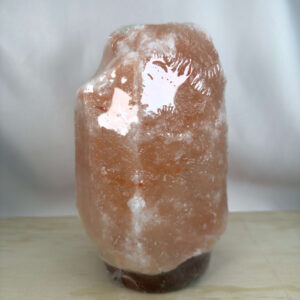 Himalaya Saltlampe Nr. 3 tændt med varmt lys gennem naturligt rosa og orange stensalt