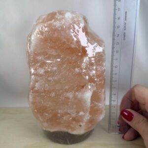 Unik Himalaya Saltlampe med rå naturform og varme rosa og orange farvenuancer