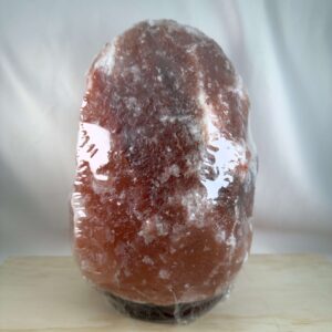 Unik Himalaya Saltlampe med rå naturform og varme rosa og orange farvenuancer