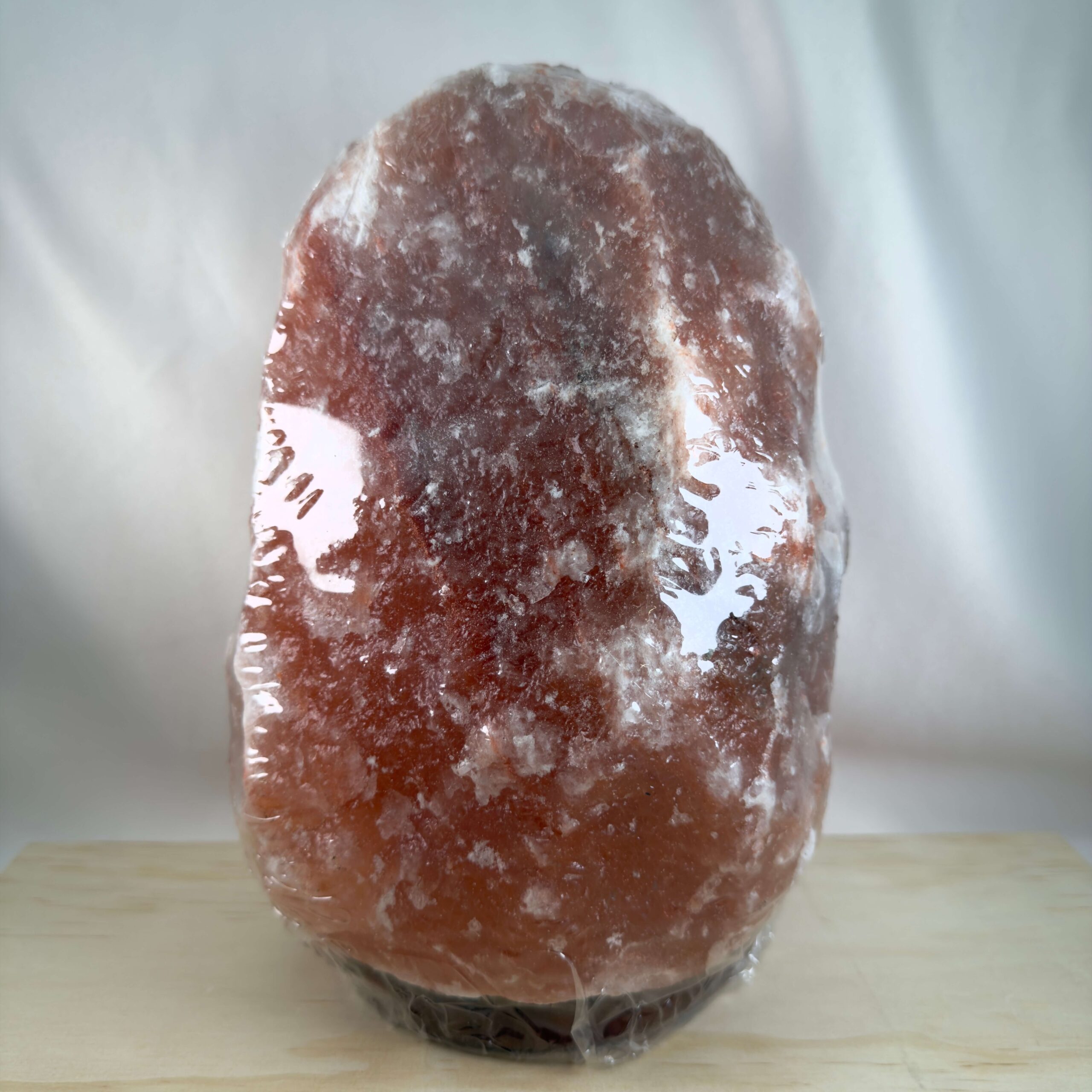 Unik Himalaya Saltlampe med rå naturform og varme rosa og orange farvenuancer