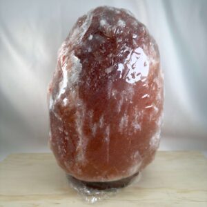 Himalaya Saltlampe Nr. 4 tændt med varmt lys gennem naturligt rosa og orange stensalt