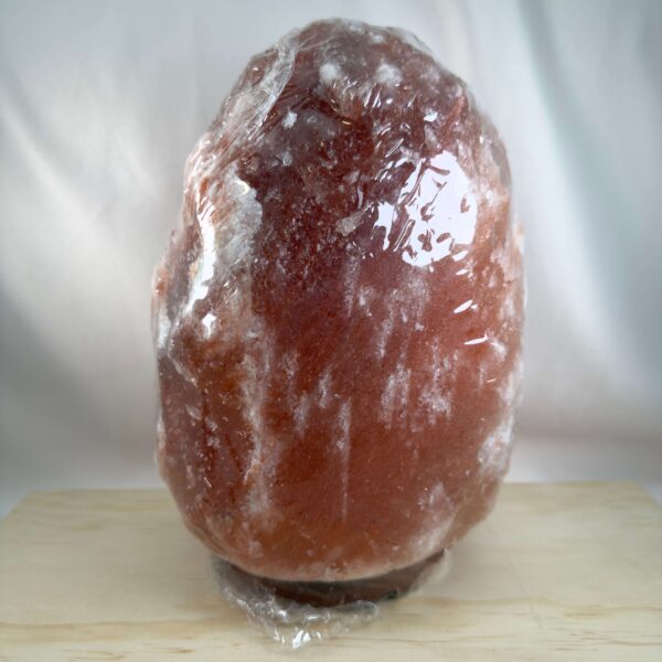 Himalaya Saltlampe Nr. 4 tændt med varmt lys gennem naturligt rosa og orange stensalt