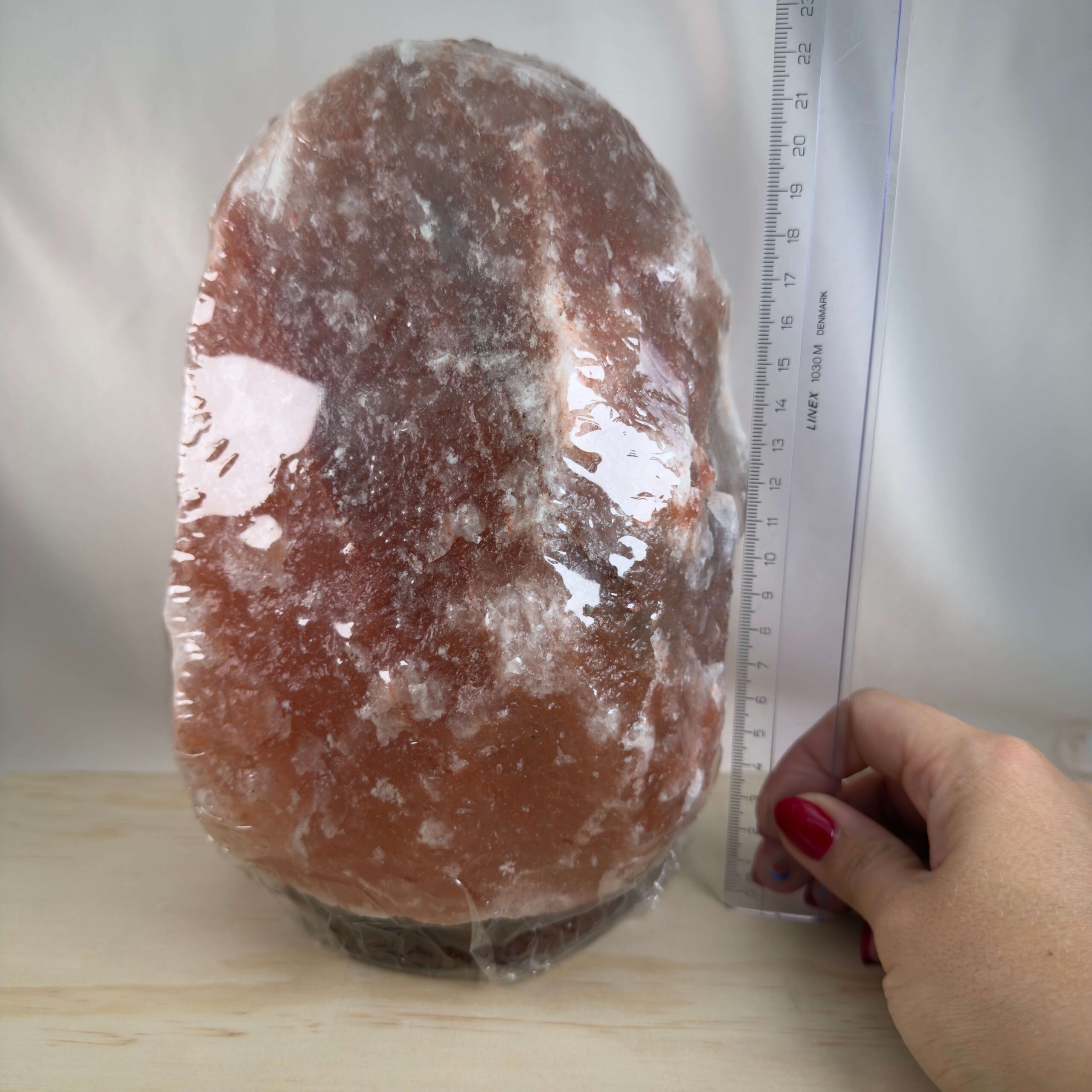 Unik Himalaya Saltlampe med rå naturform og varme rosa og orange farvenuancer