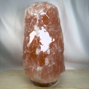 Unik Himalaya Saltlampe med rå naturform og varme rosa og orange farvenuancer