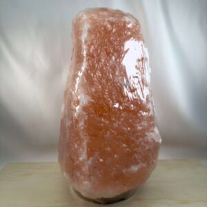 Himalaya Saltlampe Nr. 5 tændt med varmt lys gennem naturligt rosa og orange stensalt