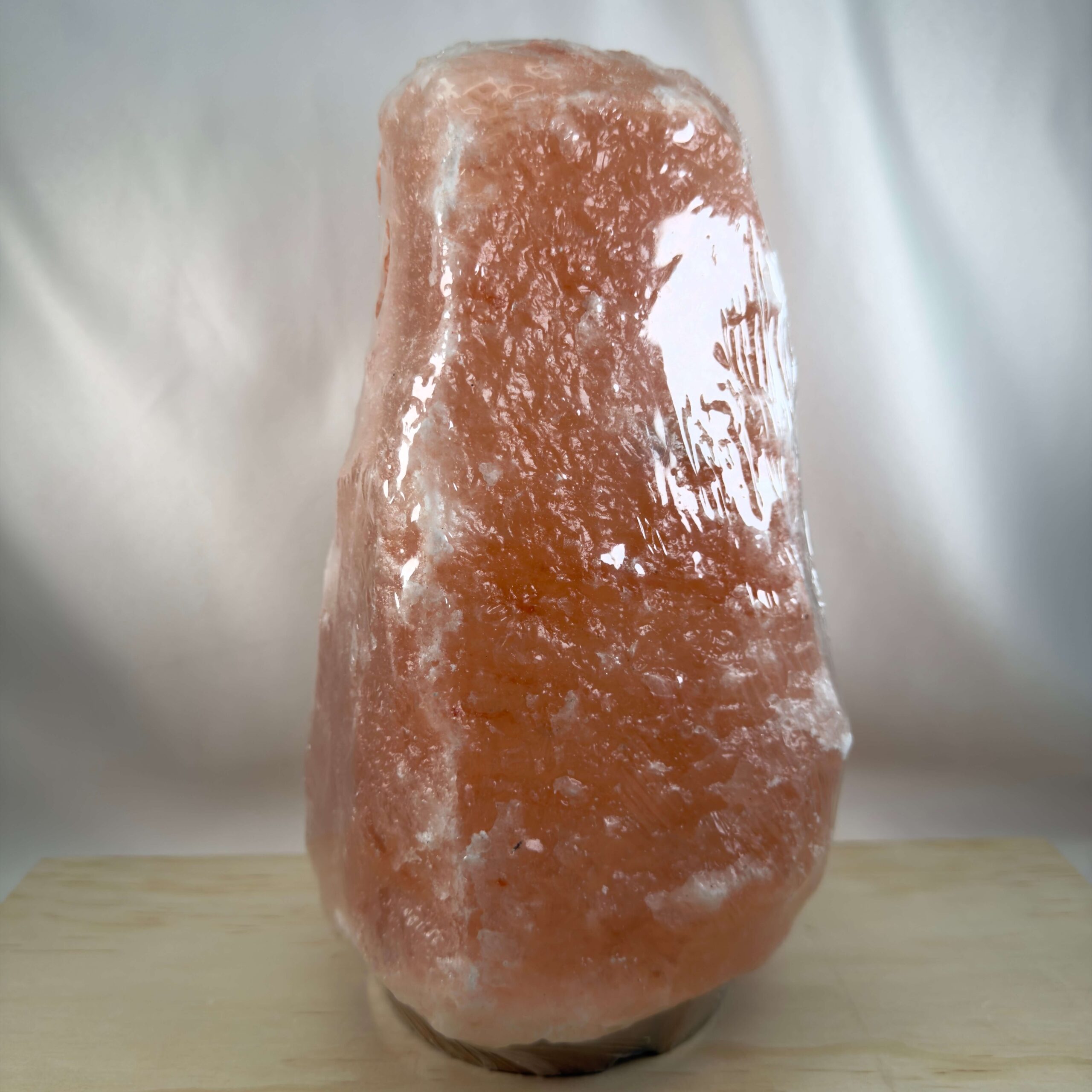Himalaya Saltlampe Nr. 5 tændt med varmt lys gennem naturligt rosa og orange stensalt