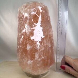 Unik Himalaya Saltlampe med rå naturform og varme rosa og orange farvenuancer
