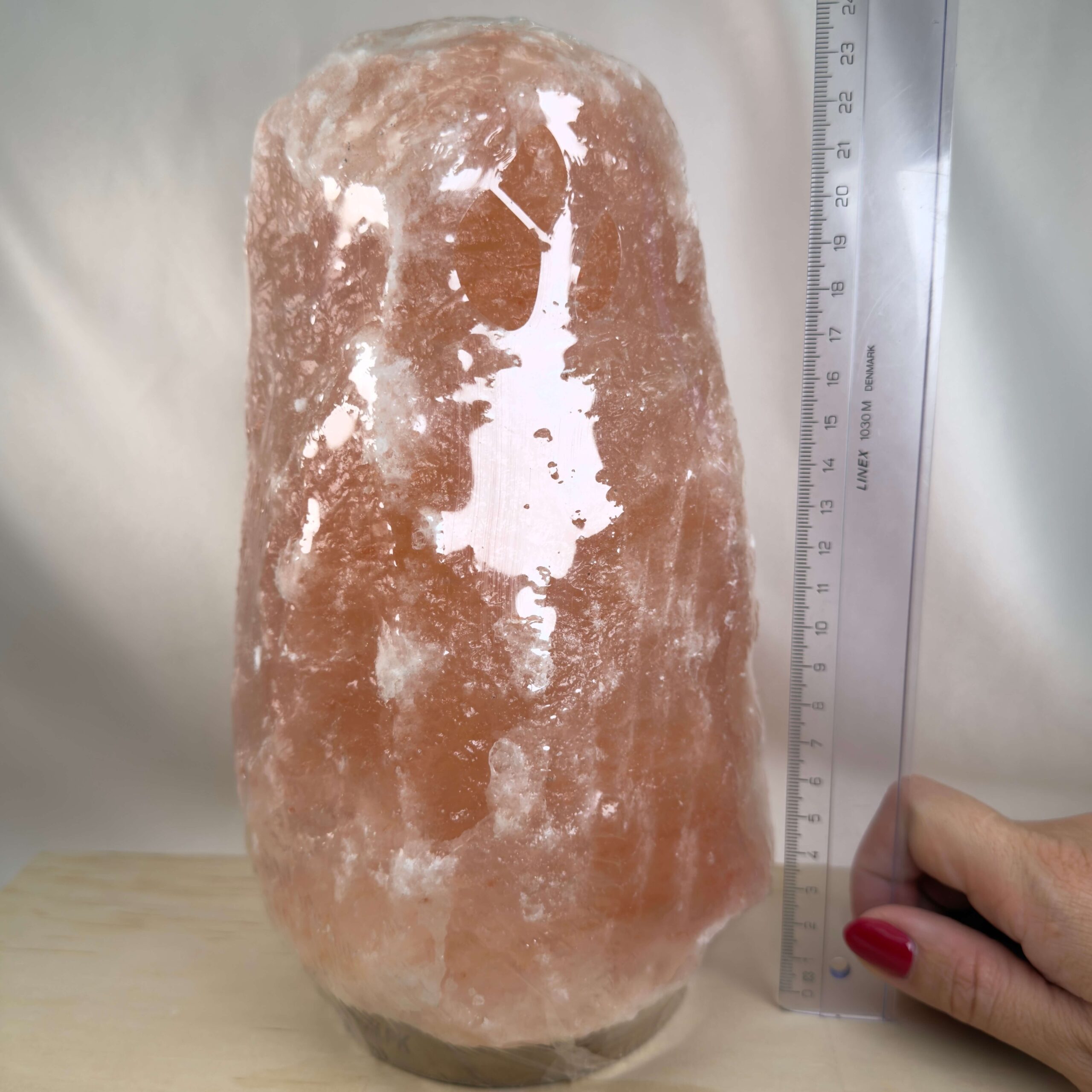 Unik Himalaya Saltlampe med rå naturform og varme rosa og orange farvenuancer