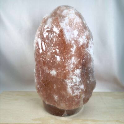 Himalaya Saltlampe Nr. 6 tændt med varmt lys gennem naturligt rosa og orange stensalt