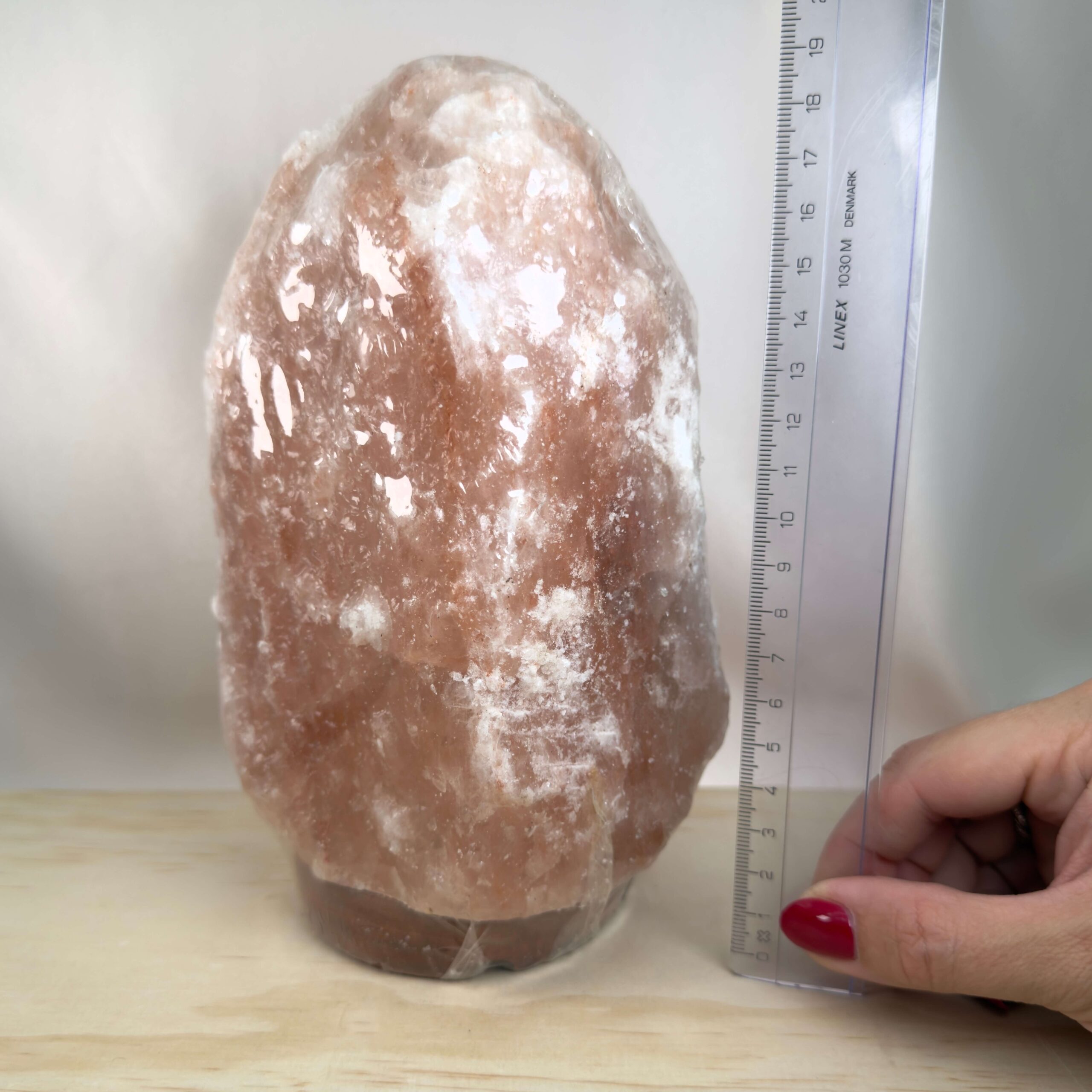 Unik Himalaya Saltlampe med rå naturform og varme rosa og orange farvenuancer