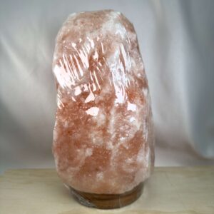 Unik Himalaya Saltlampe med rå naturform og varme rosa og orange farvenuancer
