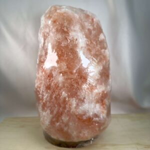 Himalaya Saltlampe Nr. 7 tændt med varmt lys gennem naturligt rosa og orange stensalt