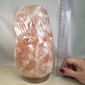 Unik Himalaya Saltlampe med rå naturform og varme rosa og orange farvenuancer