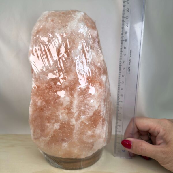 Unik Himalaya Saltlampe med rå naturform og varme rosa og orange farvenuancer