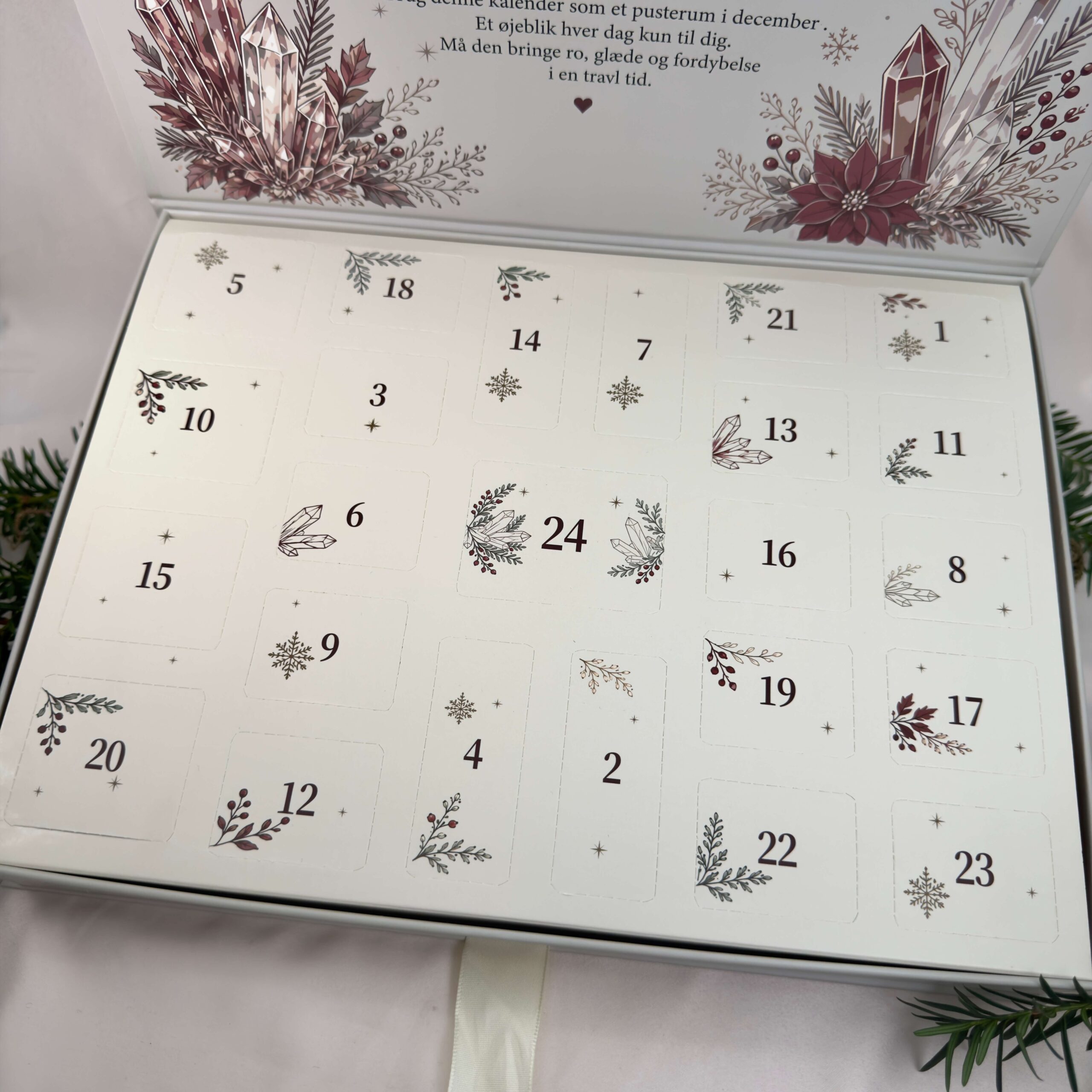 Detalje af julekalender med nummererede låger og dekorativ æske