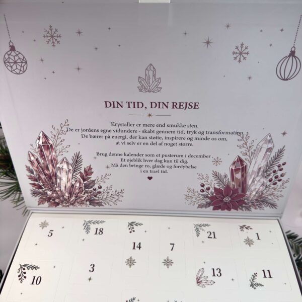 Detalje af julekalender med nummererede låger og dekorativ æske