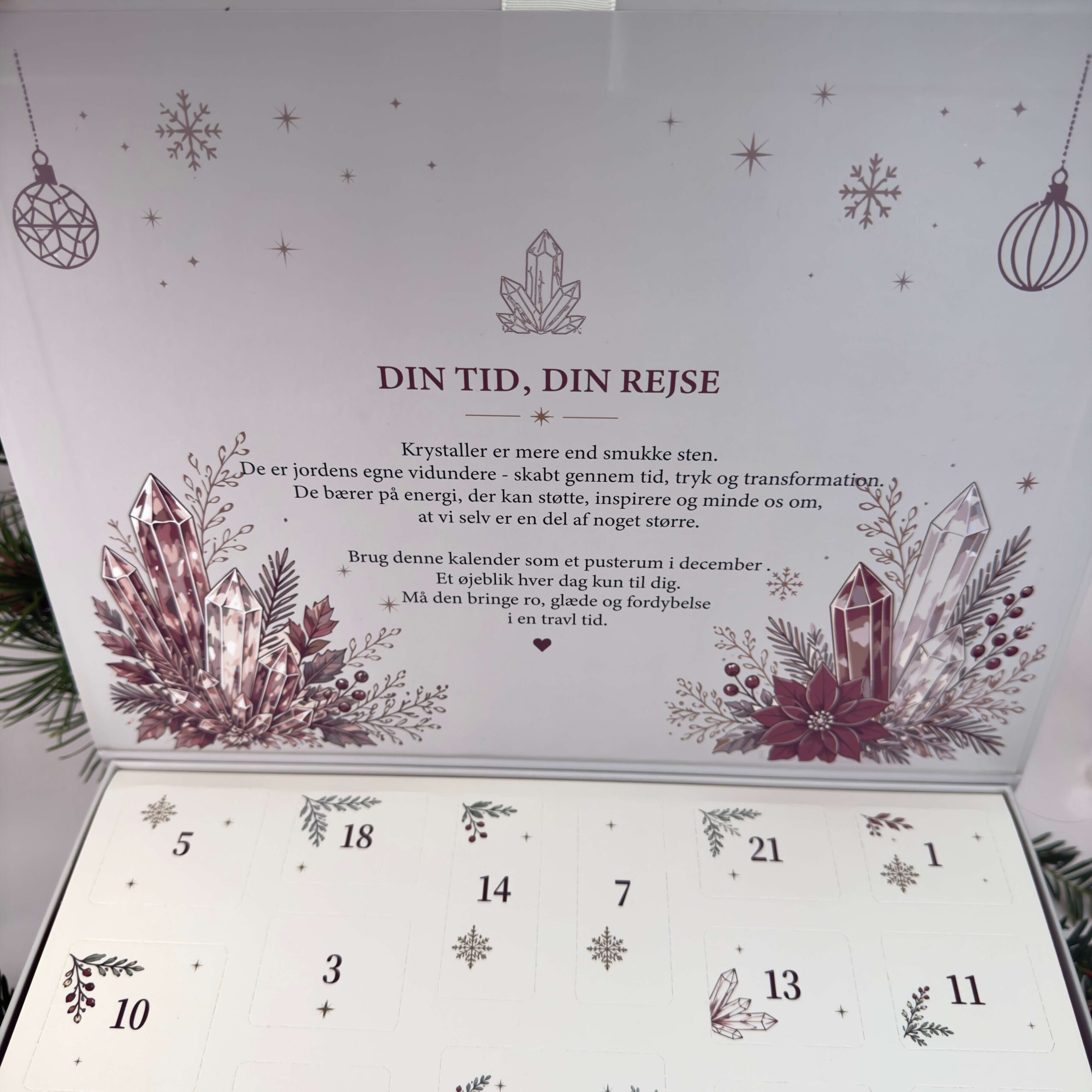 Detalje af julekalender med nummererede låger og dekorativ æske
