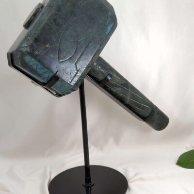 Labradorit Hammer Mjölnir Nr. 1 set forfra, stor Thors hammer i Labradorit på 40 cm og 9,7 kg