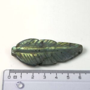 Poleret fjer udskåret i Labradorit med naturlige mønstre og labradorescens