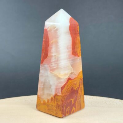 Båndet Onyx Calcit Tårn Nr. 1 fra Pakistan med naturlige farvelag og mønstre