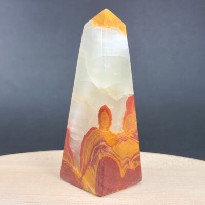 Båndet Onyx Calcit Tårn Nr. 2 fra Pakistan med naturlige farvelag og mønstre