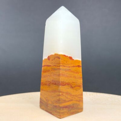 Båndet Onyx Calcit Tårn Nr. 3 fra Pakistan med naturlige farvelag og mønstre