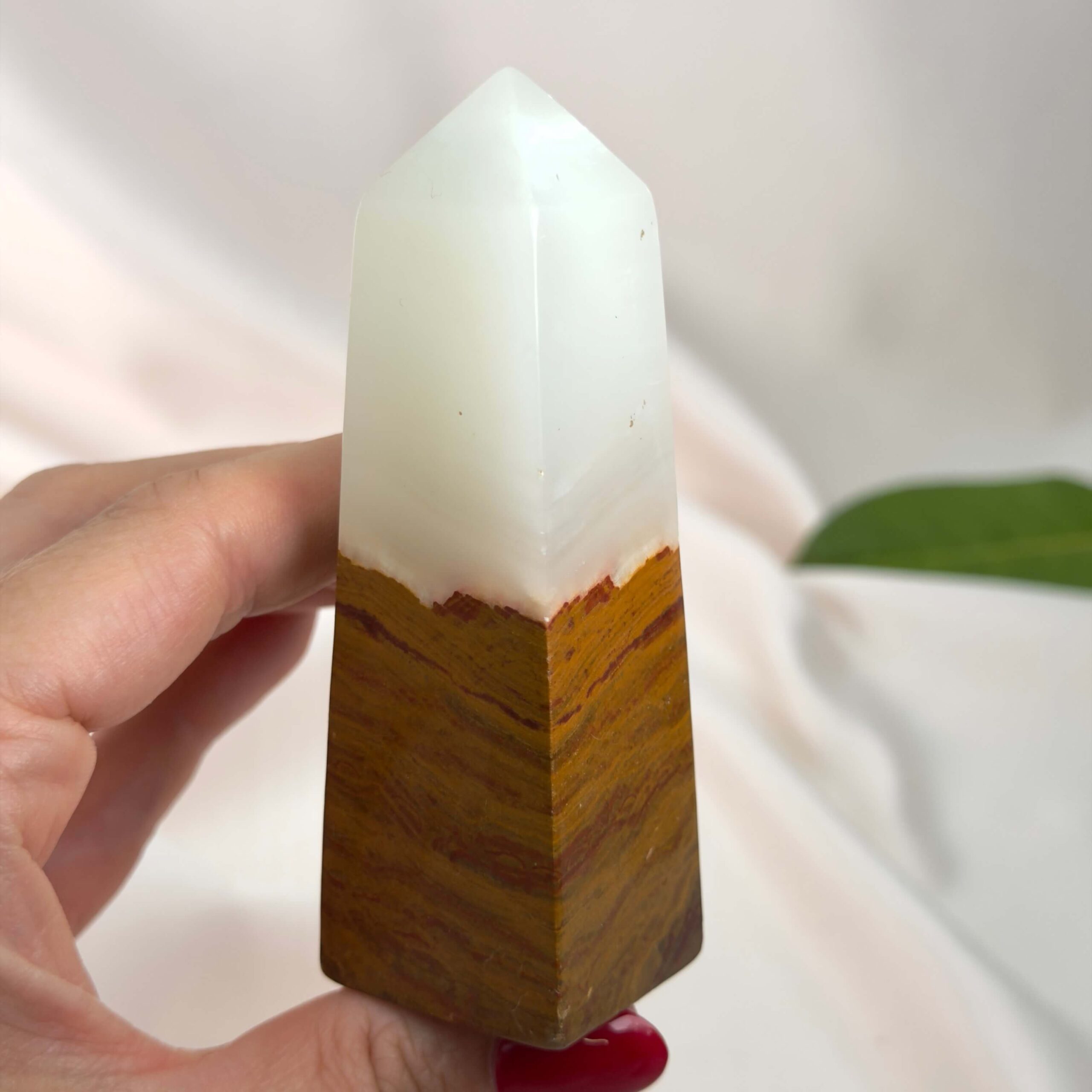 Unikt poleret tårn i båndet Pakistan Onyx Calcit med naturlige lag