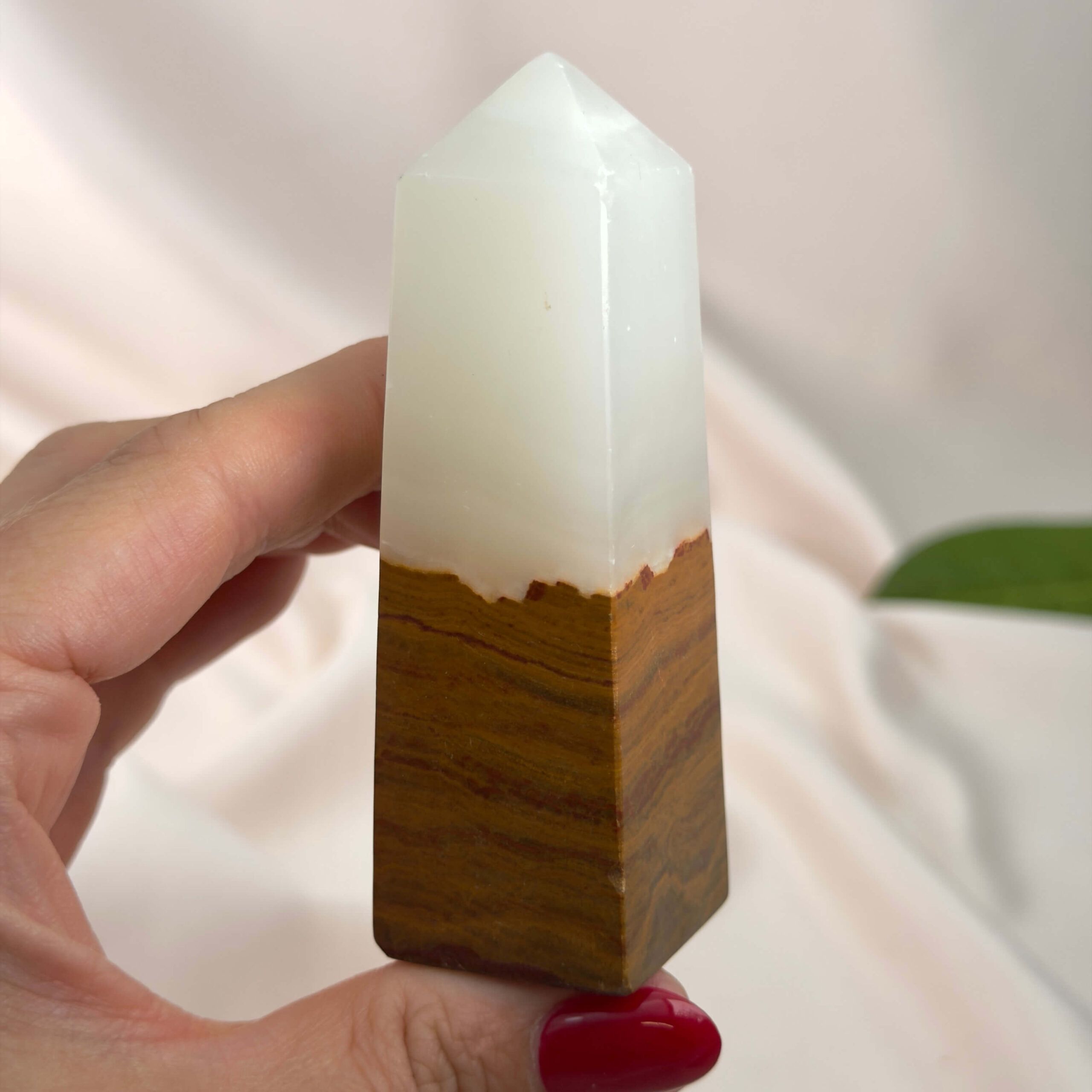 Unikt poleret tårn i båndet Pakistan Onyx Calcit med naturlige lag