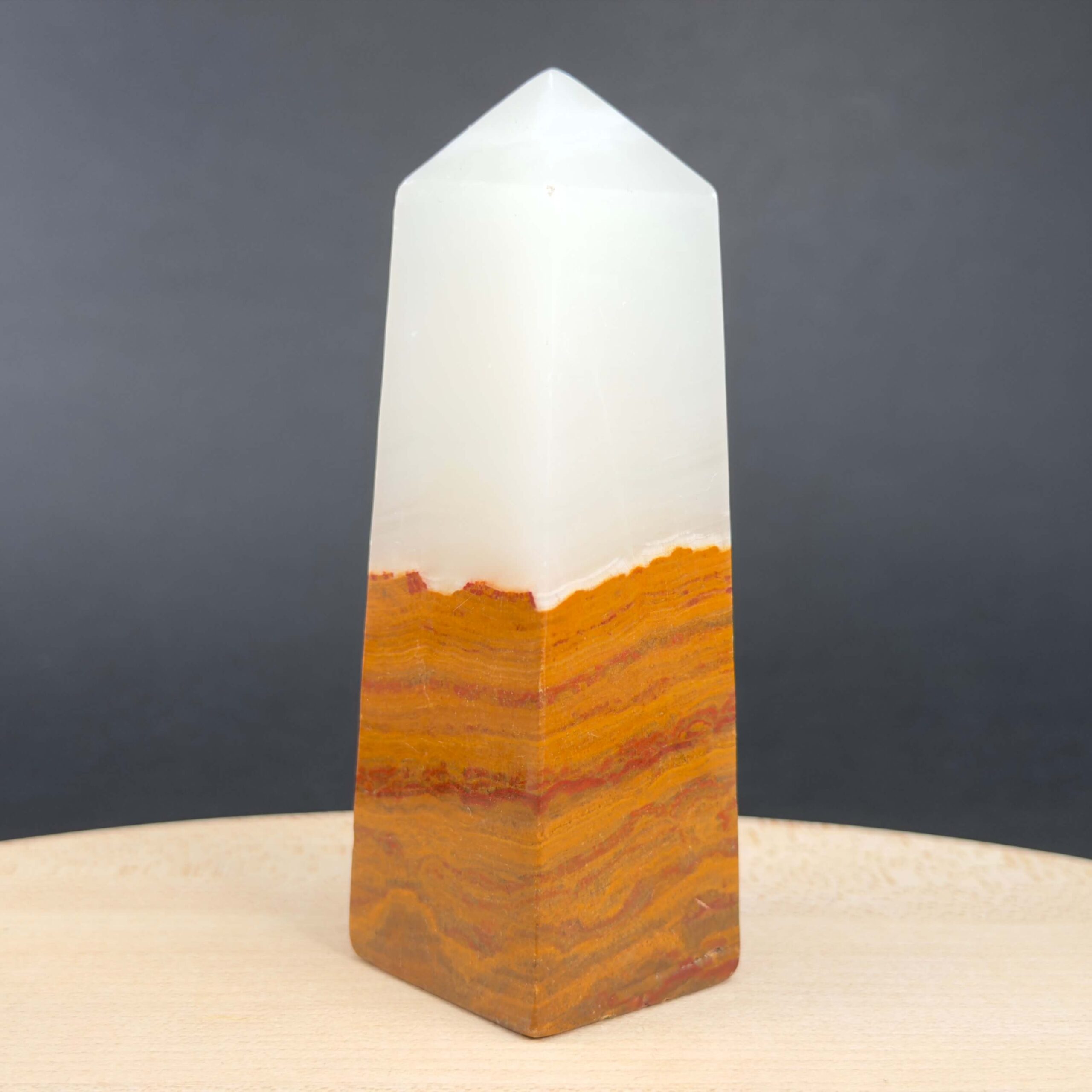 Båndet Onyx Calcit Tårn Nr. 4 fra Pakistan med naturlige farvelag og mønstre