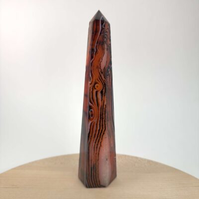 Rød Sardonyx Tårn Nr. 2 set forfra med naturlige rødlige, brune og lyse mønstre