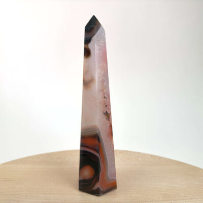 Rød Sardonyx Tårn Nr. 3 set forfra med naturlige rødlige, brune og lyse mønstre