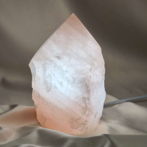 Rosakvarts Rå Lampe med Slebet Spids Nr. 2 med naturlig rosa sten og rå sider