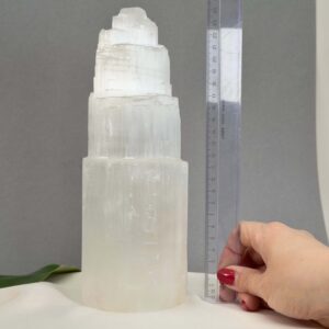 Unik Selenit lampe formet som tårn med naturlige lyse lag og struktur
