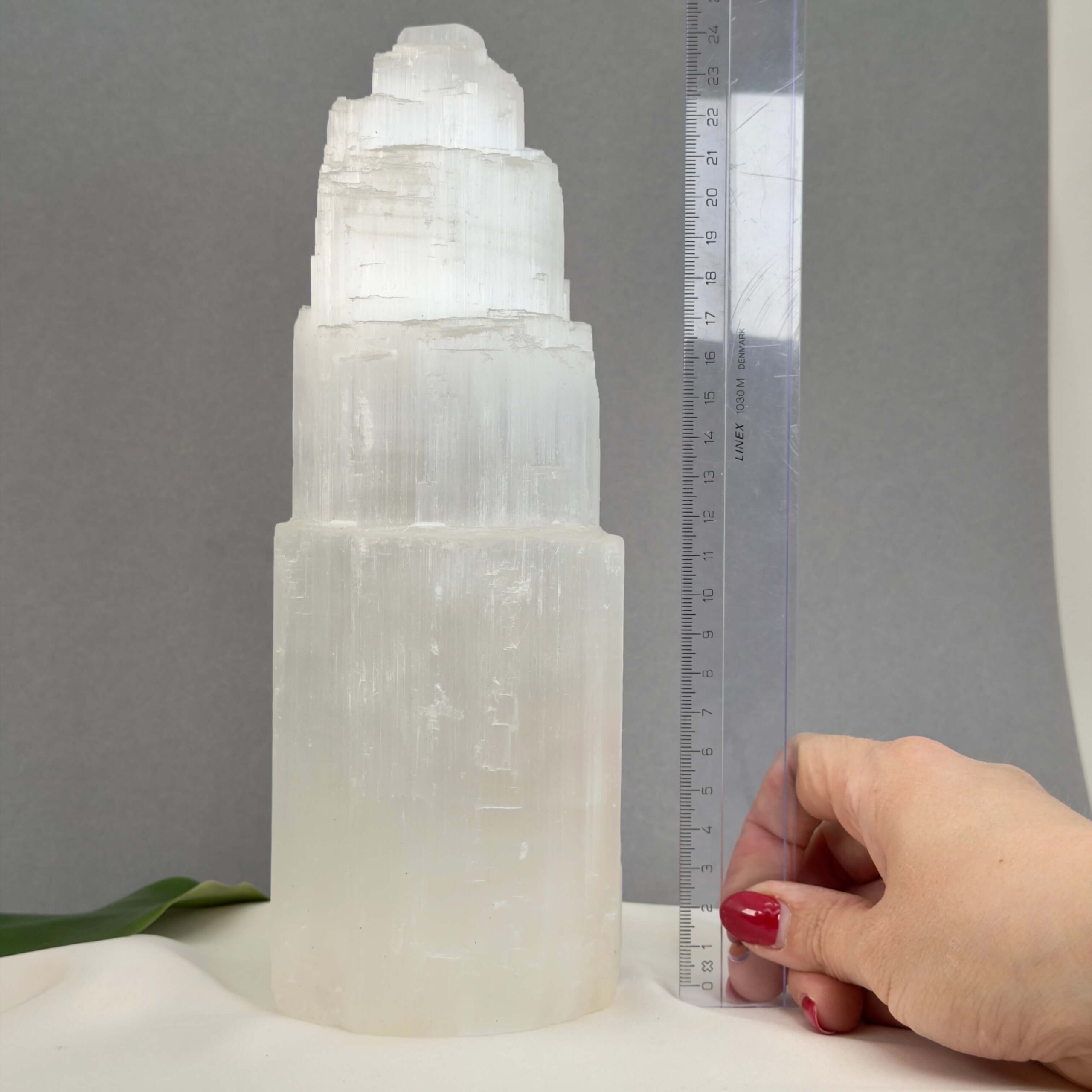 Unik Selenit lampe formet som tårn med naturlige lyse lag og struktur