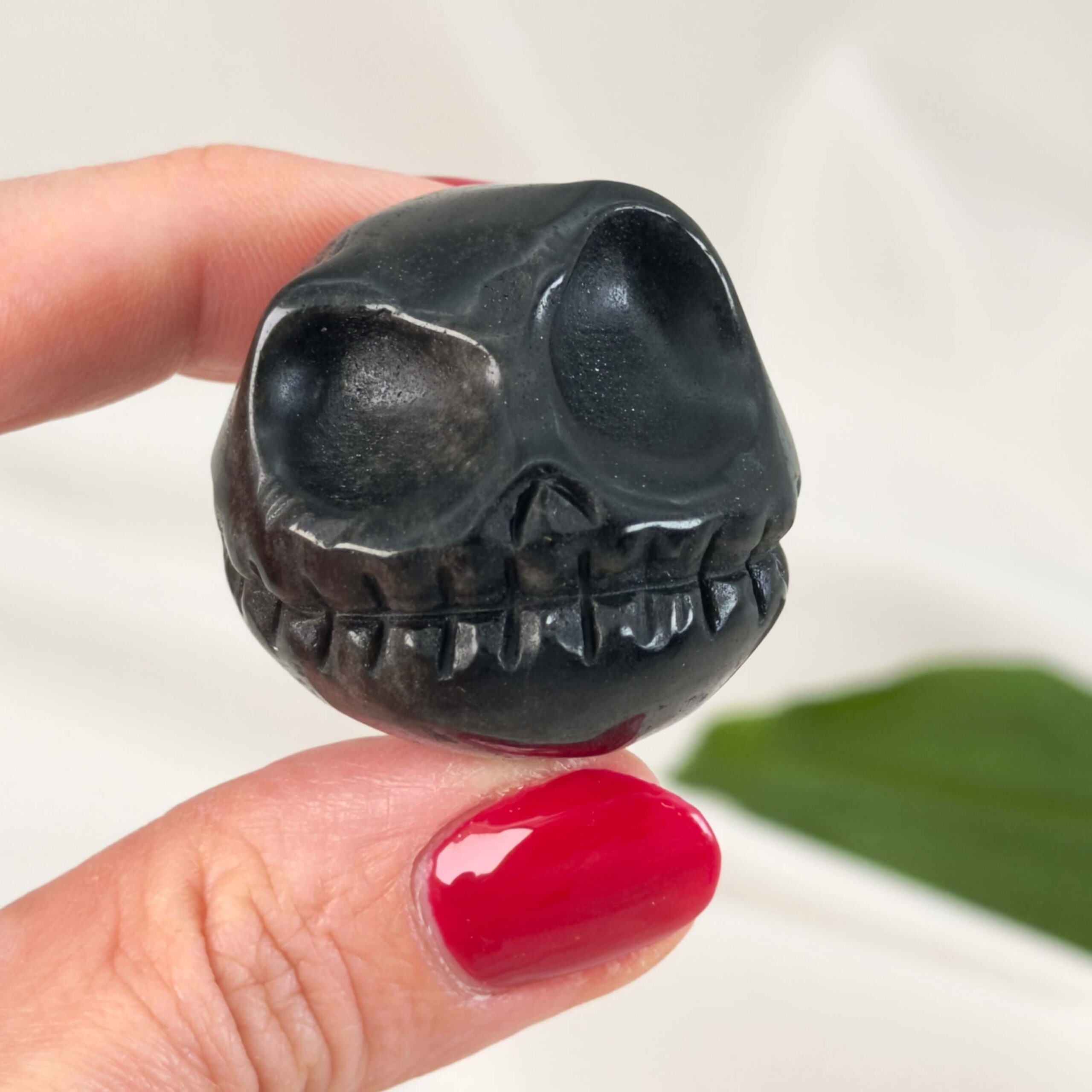 Krystal Stitches med sammensyet mund. Creepy Halloween krystalfigur med mørkt og mystisk udtryk.