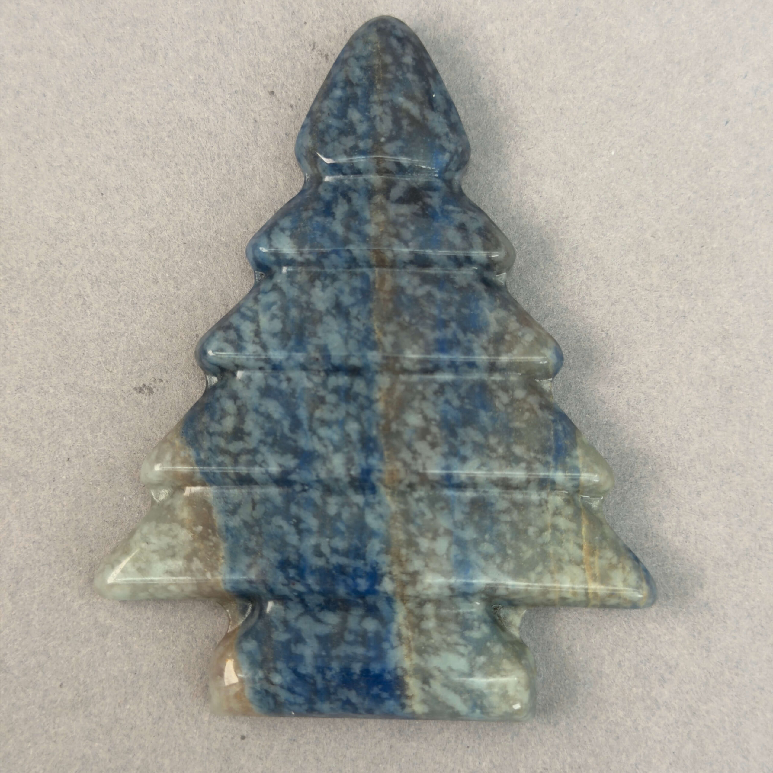 Et krystal juletræ er en dekorativ krystal julefigur, der symboliserer håb, livskraft, glæde og fornyelse.