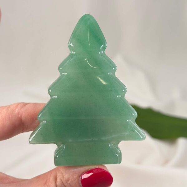 Et krystal juletræ er en dekorativ krystal julefigur, der symboliserer håb, livskraft, glæde og fornyelse.